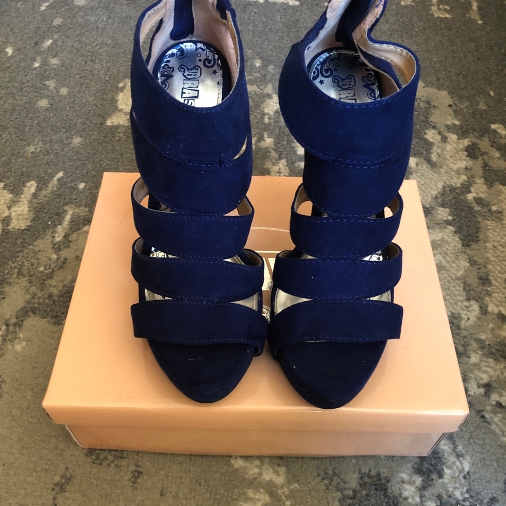 Womens shoes size 8! Great condition barely worn!